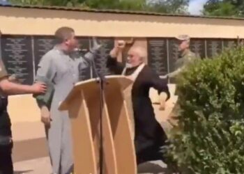 VIDEO/ Po varrosnin ushtarin rus të vrarë në luftë, prifti rus godet me kryq klerikun ukrainas pasi ofendoi Putinin