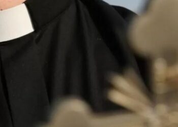 La në funeral vetëm…!/ Prifti ndjek dhe rreh besimtarin në mes të rrugës, arsyeja do t’ju habisë