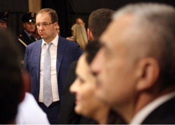 “Raportonte shokët në sigurim”/ Kur Prifti i kujtonte Metës dosjen e spiunazhit të cilën mediat e censuronin