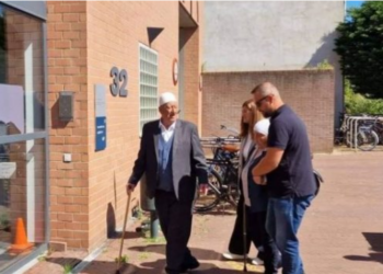 FOTO/ Dy vite pa u parë, prindërit e Hashim Thaçit e vizitojnë në Gjykatën e Hagës