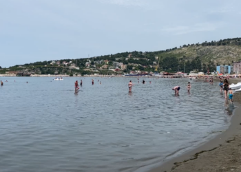 I ra të fikët në det/ Pushuesja nga Kosova rrezikon mbytjen në Shëngjin, shpëton mrekullisht 75-vjeçarja