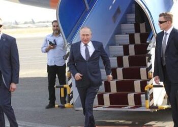 VIDEO/ I rrethuar nga truprojat dhe vështirësi në ecje, detajet nga vizita e Putinit në Iran