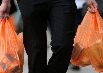 Gjobat që hyjnë në fuqi nga sot/ Kujdes nëse dilni në rrugë me qese plastike njëpërdorimëshe