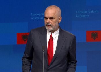 Negociatat/ Rama përlotet teksa falenderon popullin shqiptar për pritjen dhe durimin (FOTO)