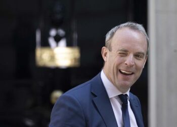 ‘Fundi’ i pushtetit të Johnson/ Nënkryetar i Komitetit të 1922-shit propozon Raab për kryeministër të përkohshëm