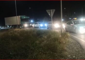 Përmbyset autoboti me gaz, bllokohet qarkullimi i automjeteve në Rrugën e Kombit! Policia devijon kalimin e tyre në këtë aks