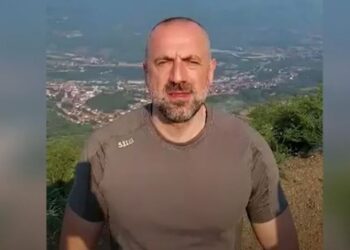 Vuçiç tenton të kërcënojë pas vendimit të Kurtit për targat, dërgon “kriminelin” serb në Veri