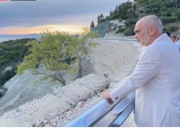 Berisha në protestë nxjerr gratë të sulmojnë Yuri Kim, Rama mesazh nga “By Pass-i” i Vlorës: Miqtë amerikanë ishin sot këtu dhe…!