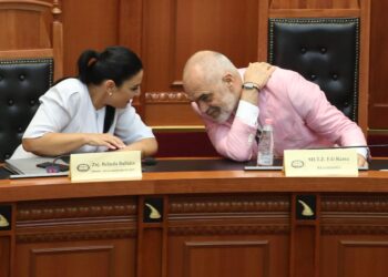 Seanca përmes fotove/ Rama me xhaketë rozë diskutim të ‘kokë më kokë’ me Ballukun, Ahmetaj ulet me deputetët, Berisha tund gishtin…!