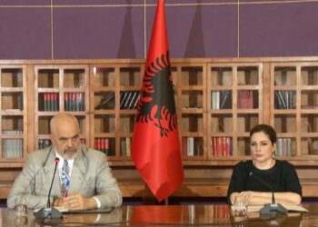 Xhaçka i përgjigjet PD-së: Do ju tregoja nëse i kemi pasuritë të ndara apo bashkë me burrin, nëse…