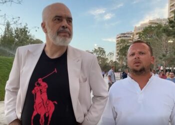 Rama inspekton Parkun e ri të Vlorës, në pllaka bronzi do të shënohen emrat e firmëtarëve të Pavarësisë