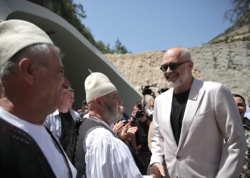 Rama nxjerr VIDEO nga inagurimi i rrugës Kardhiq-Delvinë, banorët-kryeministrit: O komandant, i miri i Shqipërisë
