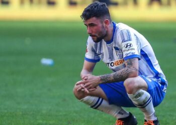 E trishtë/ U diagnostikua me tumor, sulmuesi 24-vjeçar tërhiqet nga futbolli