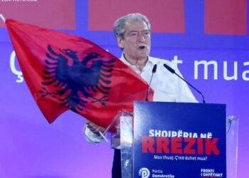 Pse qëndrimi hibrid i PD ndaj non grata-s së Berishës penalizon opozitën?