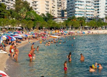 FOTO nga Saranda/ Rama: Plazhe publike të mirëmbajtura dhe të pastruara pa asnjë pagesë për pushuesit