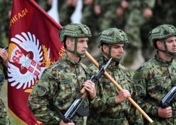 Ministria serbe e Mbrojtjes nis mobilizimin: Beogradi josh të rinjtë të “rrëmbejnë armët”