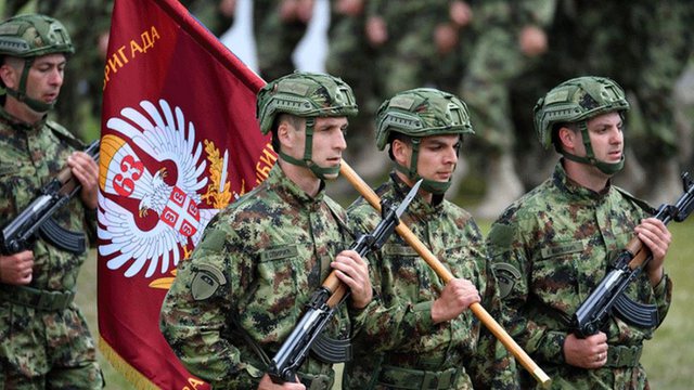 Ministria serbe e Mbrojtjes nis mobilizimin: Beogradi josh të rinjtë të “rrëmbejnë armët”