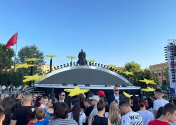 FOTOT/ Qytetarët mblidhen në sheshin “Skënderbej”, gati manifestimi për 100-vjetorin e marrëdhënieve SHBA-Shqipëri dhe hapjen e negociatave me BE