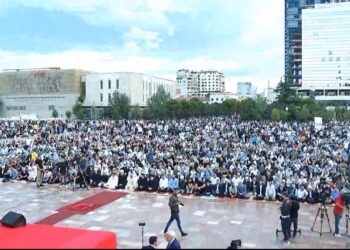 Sot Kurban Bajrami/ Mijëra besimtarë falin namazin në sheshin ‘Skënderbej’! Kreu i KMSH-së thirrje të rinjve: Rrini larg tundimeve, mos e braktisni Shqipërinë