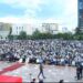 Sot Kurban Bajrami/ Mijëra besimtarë falin namazin në sheshin ‘Skënderbej’! Kreu i KMSH-së thirrje të rinjve: Rrini larg tundimeve, mos e braktisni Shqipërinë