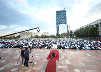 Meta uron besimtarët myslimanë për festën e Kurban Bajramit: Mirësi dhe begati në çdo familje shqiptare