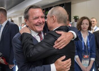 S’i trembet kritikave/ Ish-kancelari gjerman për marëdhënien me Putin: Unë nuk do të heq dorë