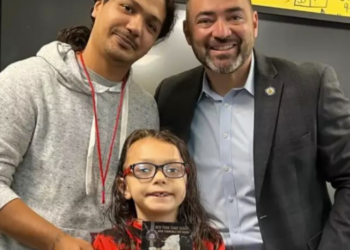 FOTO/ Shpëtoi shokun që po mbytej duke ngrënë, njihuni me 7-vjeçarin “hero”