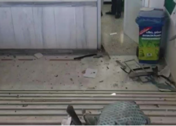 Autorët vishen si mjekë/ Futen brenda spitalit me armë, shpërthejnë bankomatin në Greqi