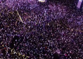 LIVE/ Koncerti festiv në Tiranë me mijëra njerëz që mbushin sheshin “Skënderbej”. Dhe ministret…!