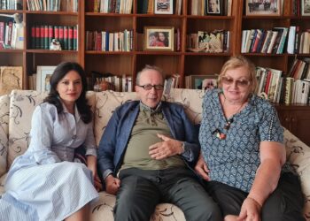 Ministrja Spiropali publikon foton krah çiftit të shkrimtarëve, Ismail e Helena Kadare: Dy luftëtarë të paepur të Shqipërisë Europiane