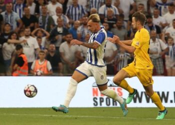 “Dorëzohet” Tirana/ Bardheblutë në kaos, pësojnë lehtësisht edhe golin e dytë. Xhixha ngushton rezultatin, por s’ka shpresa për kualifikim