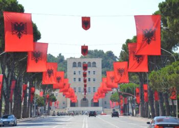 Tirana vishet kuqezi për betimin e presidentit të ri/ Veliaj ironizon Metën: Kryeqyteti ka respektuar edhe ata që sabotuan projektin e Astirit dhe Lanës