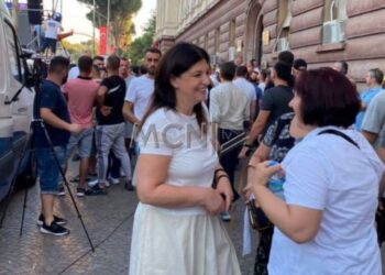 FOTOLAJM / Jozefina Topalli, pjesë e protestës së thirrur nga Berisha