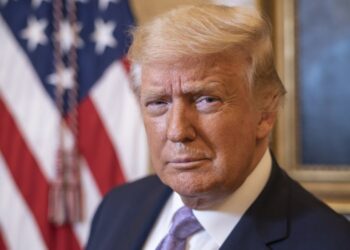 FOTOT/ Shumë i “lodhur”: Trump “shokon” me pamjen e tij pas largimit nga Shtëpia e Bardhë