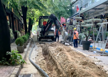 FOTOT / Linjë e re ujësjellësi tek rruga “Mustafa Matohiti”, Veliaj: Rritet furnizimi me ujë të pijshëm në të gjithë zonën