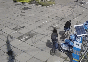 Një re e zezë mbulon gjithçka/ Pamje të frikshme, momenti kur raketa ruse godet civilët në Ukrainë