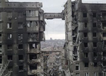 “Njerëzit u hodhën nga kati i 9”/ Familja tregon tmerrin e përjetuar gjatë luftës: Më qëlluan teksa mbaja fëmijën në dorë