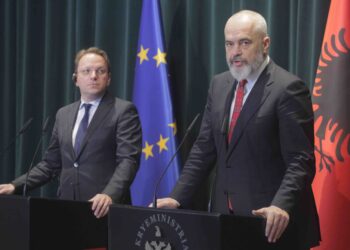 Vizita/ Várhelyi nesër në Shqipëri, në axhendë edhe by-passi i Vlorës