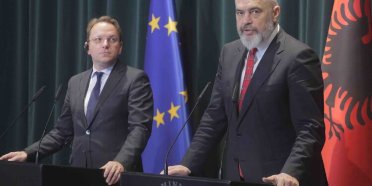 Komisioneri i Bashkimit Evropian (BE) për Politikat e Fqinjësisë dhe Zgjerimit, Oliver Varhelyi (L), u prit sot në një takim nga kryeministri i Shqipërisë, Edi Rama (R). Pas takimit, Rama dhe Varhelyi mbajtën një konferencë të përbashkët për media, ku Rama theksoi se Shqipëria njohu miqtë e saj të vërtetë në ditët e tragjedisë pas tërmetit. ( Olsı Shehu - Anadolu Agency )