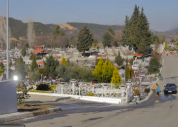 “Jam zero, s’kam mbledh asnjë lek”/ Skandali me varret në Tufinë, publikohen përgjimet mes drejtorit e bashkëpunëtorëve: Thotë shefi, a na ndihmon me 700 euro