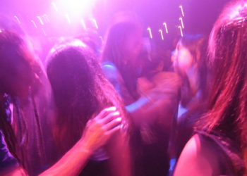 A duhej publikuar video “virale” e vajzës në pub me dy djemtë që po e puthnin?