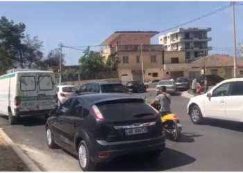 Të gjithë drejt Vlorës, qyteti mbushet me pushues, trafik i rënduar në rrugë