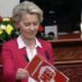 VIDEO / Opozita i hedh pankartë gjatë fjalës në Kuvend, si reagon Von der Leyen