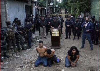 FOTOT/ Ekzekutuan 3 policë, anëtarët e bandës gjunjëzohen dhe tërhiqen zvarrë në qytet me urdhër të Presidentit