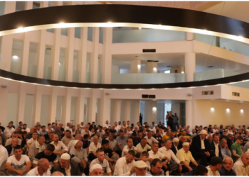 FOTO/ Rama uron Kurban Bajramin me pamjet e Xhamisë së re të Ballies në Elbasan: Gëzuar