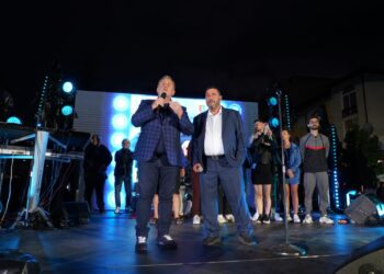 Xhevahir Zeneli shpallet “Qytetar Nderi” / Bashkia e Kolonjës i dorëzon titullin aktorit të komedisë