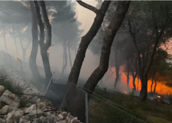 Zjarret ‘pushtojnë’ Lezhën/ Plasin municionet luftarake, flakët përfshijnë Balldrenin
