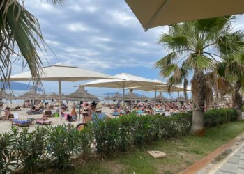 “Shezlongët falas, uji falas”, gazetarja shqiptare: Shërbimi në Greqi, çfarë t’ju them/ Hila: Plazhi në Vlorë plot! Ata që shajnë, sponsorizohen nga…