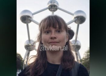 FOTOT/ Ja vajza ruse që u kap jashtë uzinës së Gramshit