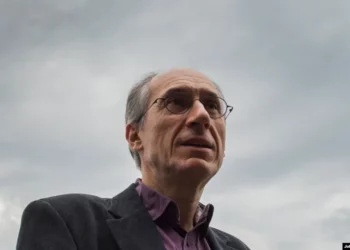 Kryeredaktori i Charlie Hebdo: Njerëzit e vdekur nuk janë tabu për Putinin